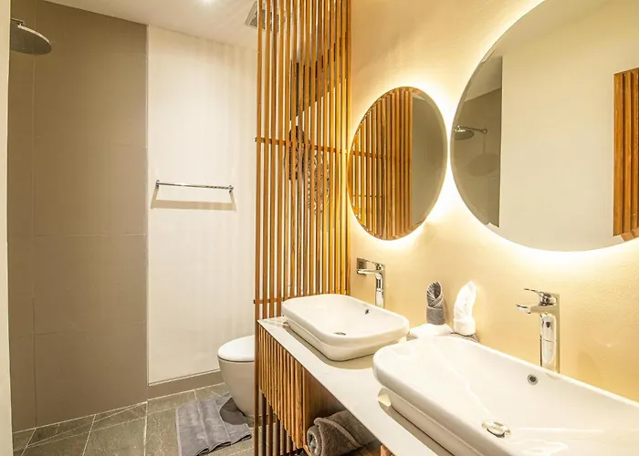 Elegant 5br Modern Steps From Cafe Del Mar 別荘