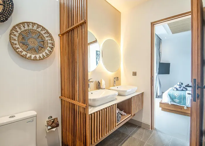 Elegant 5br Modern Steps From Cafe Del Mar 別荘